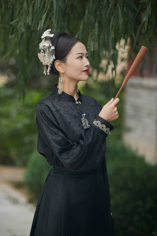 穿着中国汉族服饰马面裙的东方女性