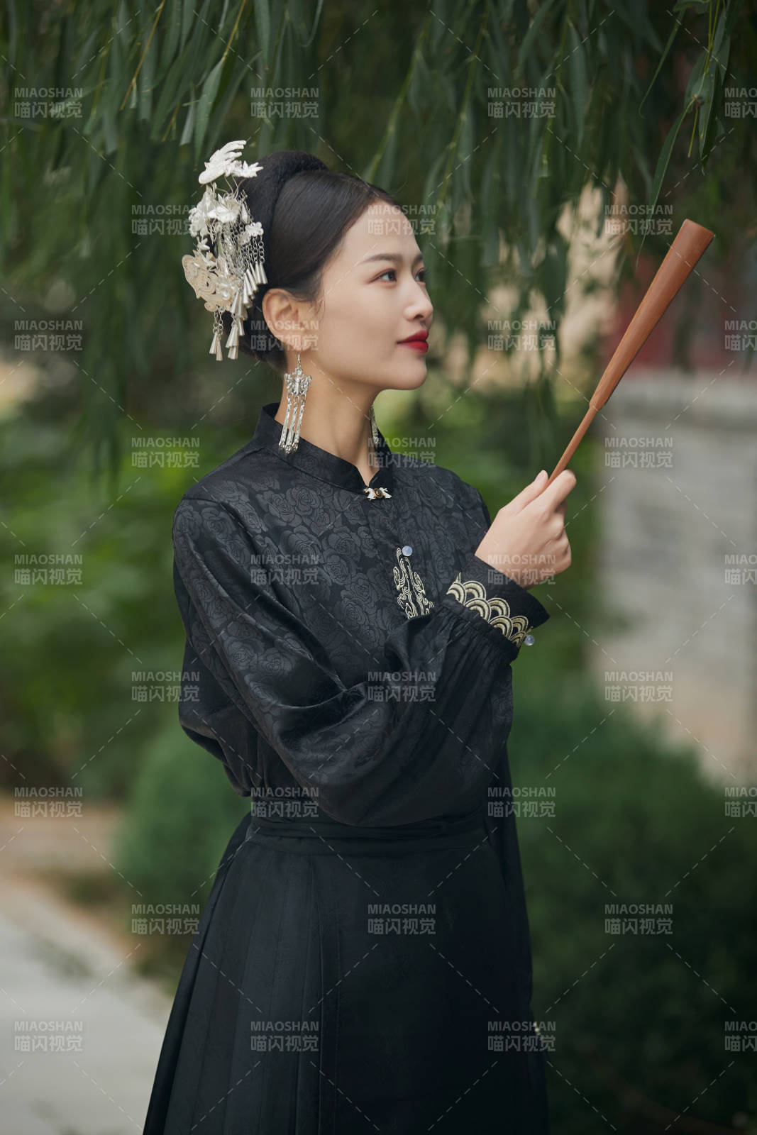 穿着中国汉族服饰马面裙的东方女性