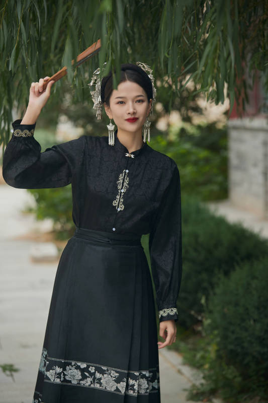 穿着中国汉族服饰马面裙的东方女性