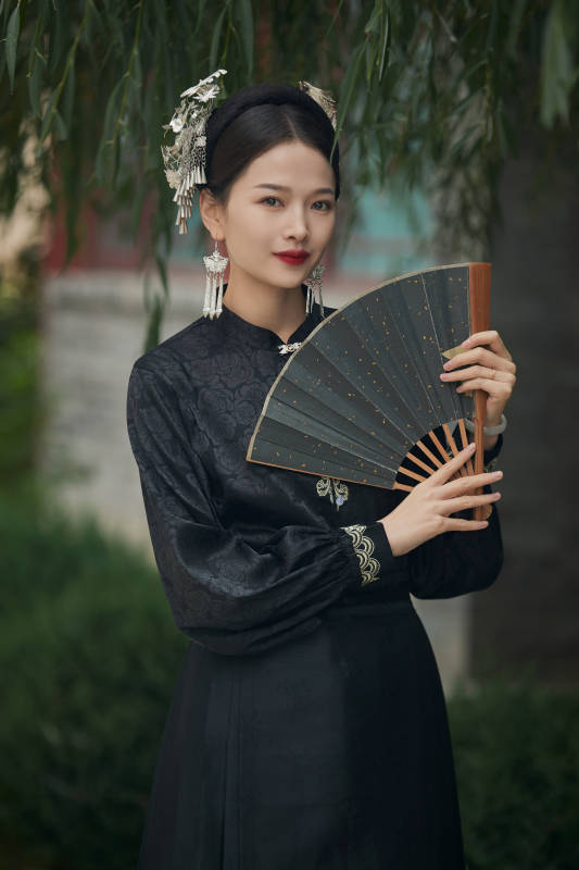 穿着中国汉族服饰马面裙的东方女性-摄影图