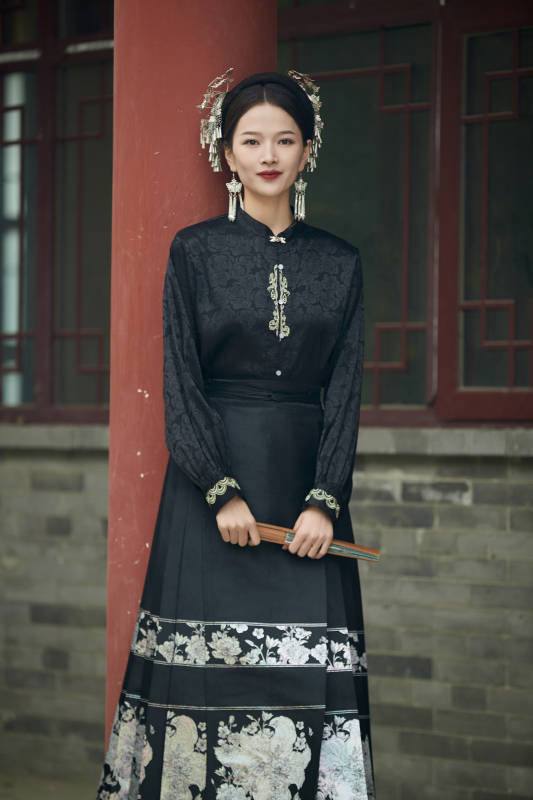 穿着中国汉族服饰马面裙的东方女性