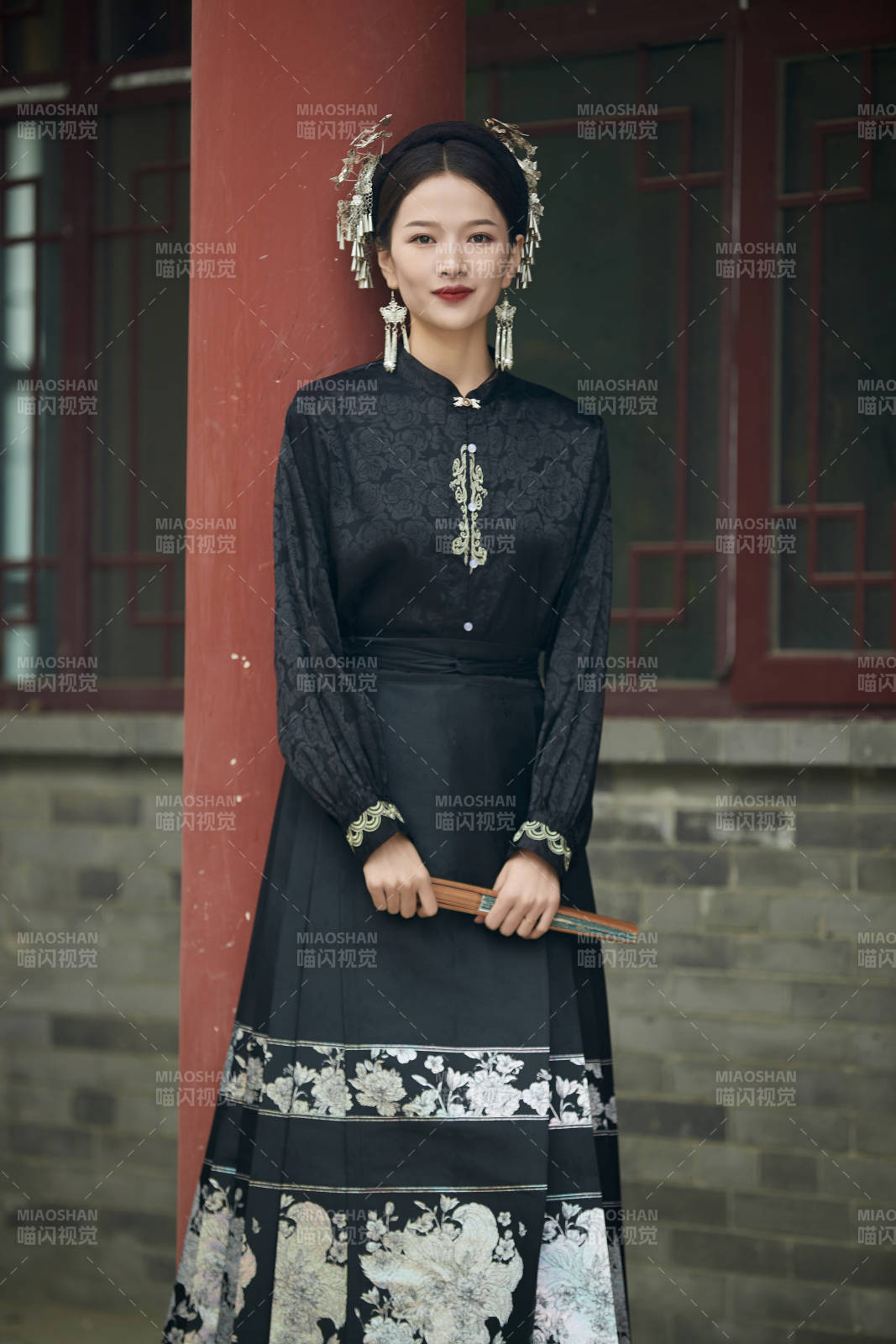 穿着中国汉族服饰马面裙的东方女性