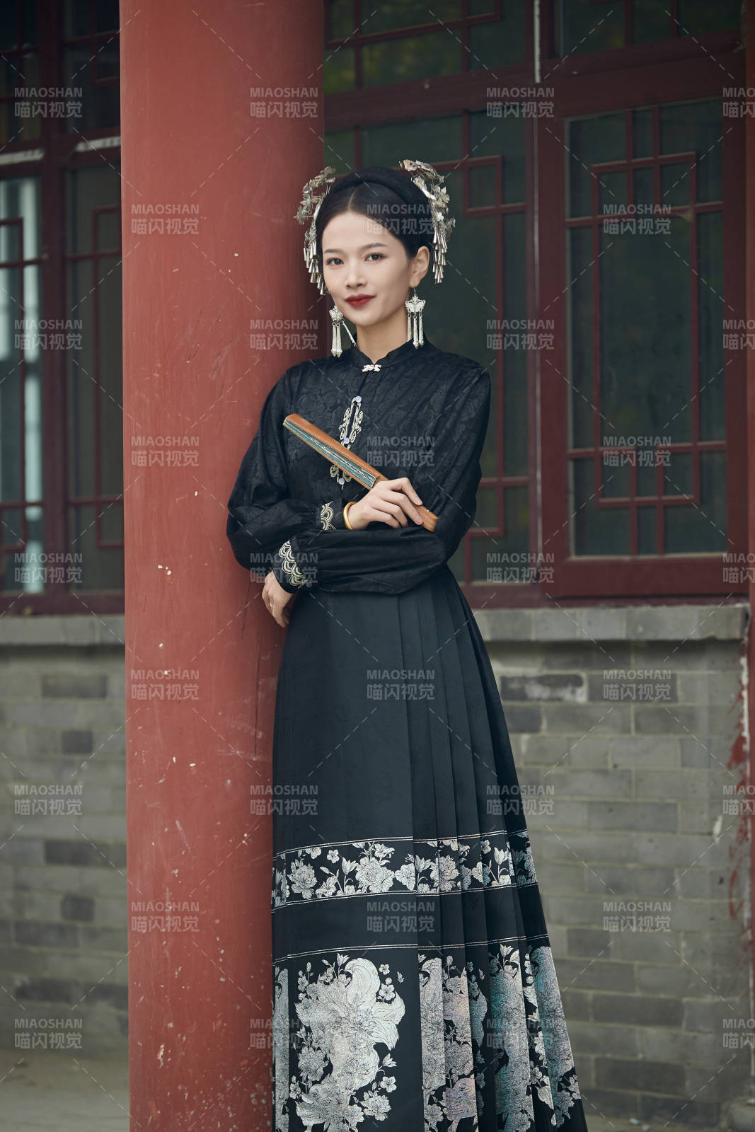 穿著中國(guó)漢族服飾馬面裙的東方女性