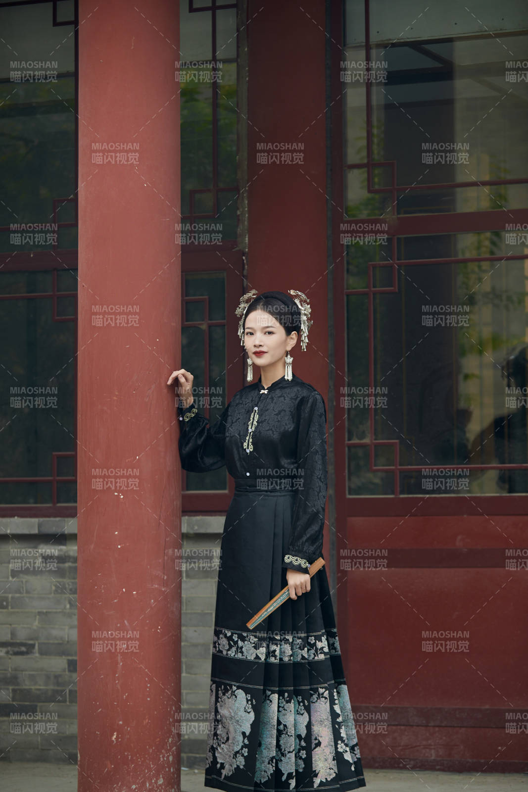 穿著中國漢族服飾馬面裙的東方女性