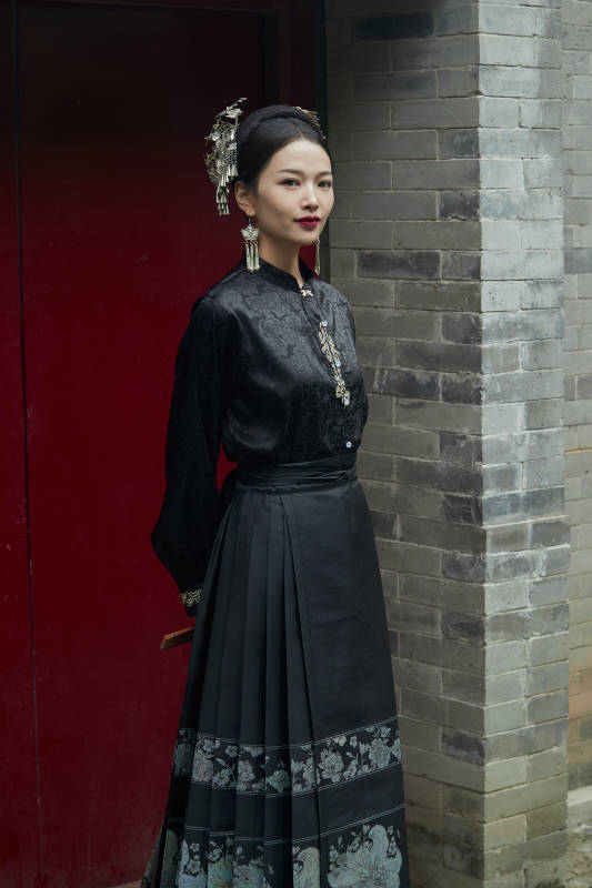 穿着中国汉族服饰马面裙的东方女性