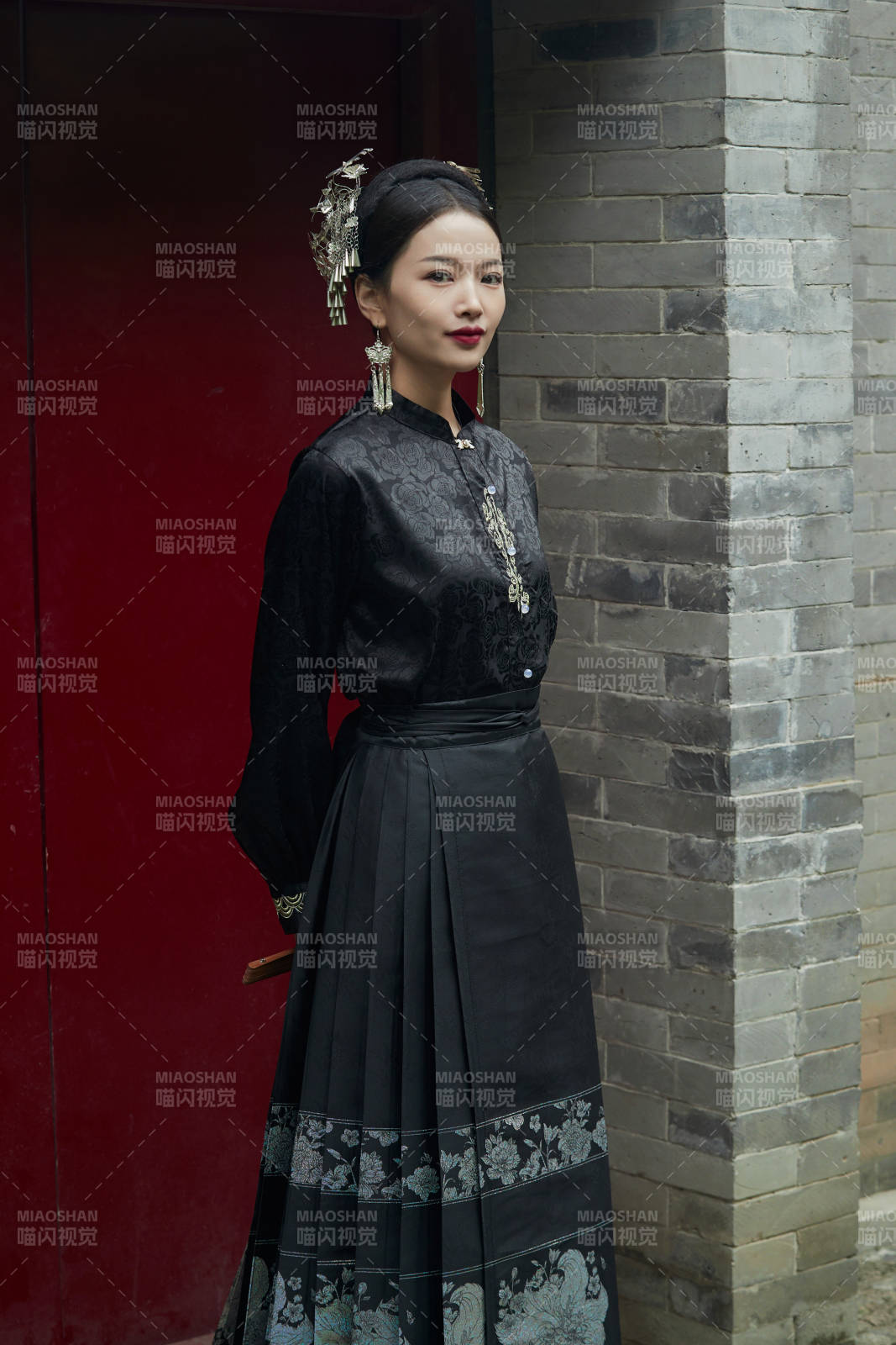 穿着中国汉族服饰马面裙的东方女性