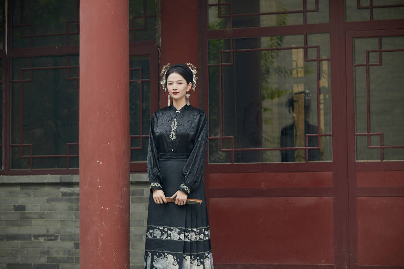 穿着中国汉族服饰马面裙的东方女性