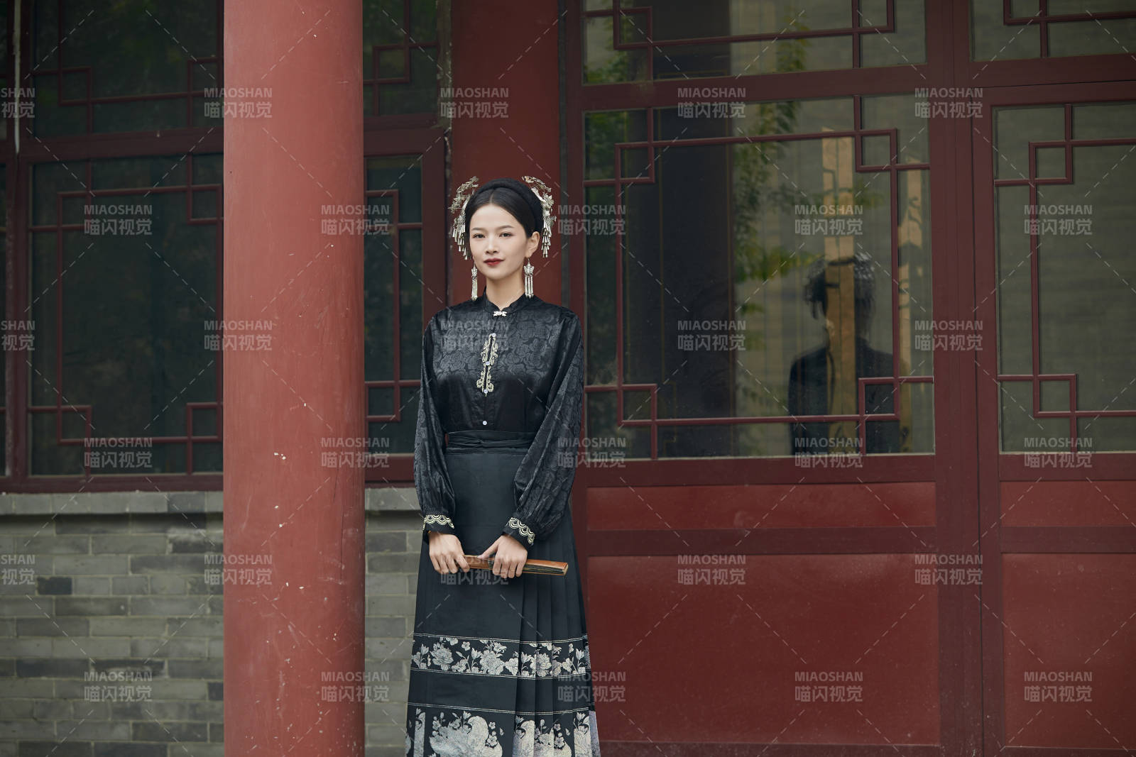 穿着中国汉族服饰马面裙的东方女性