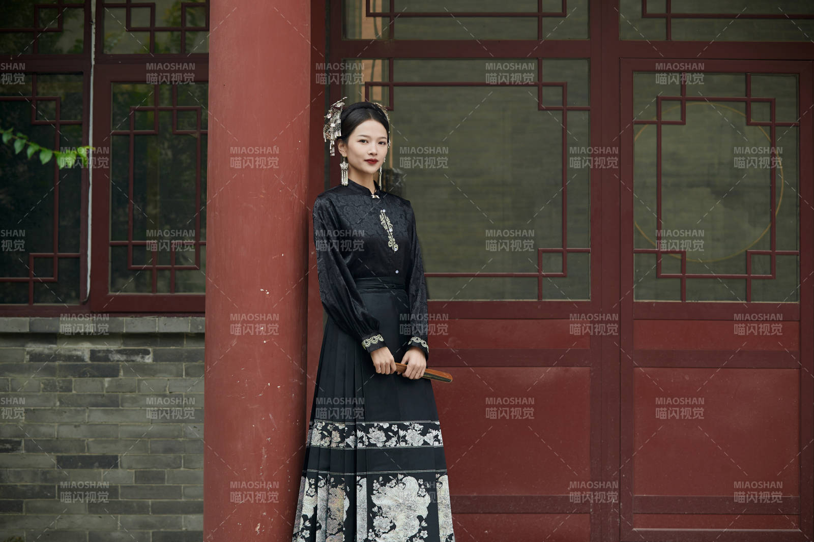 穿著中國漢族服飾馬面裙的東方女性