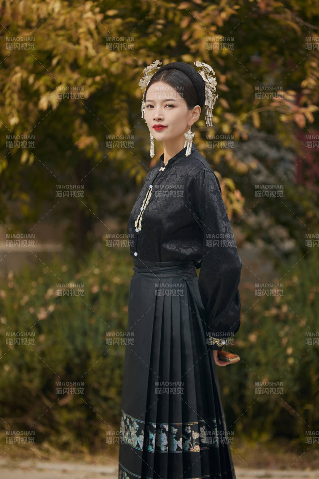 穿著中國漢族服飾馬面裙的東方女性