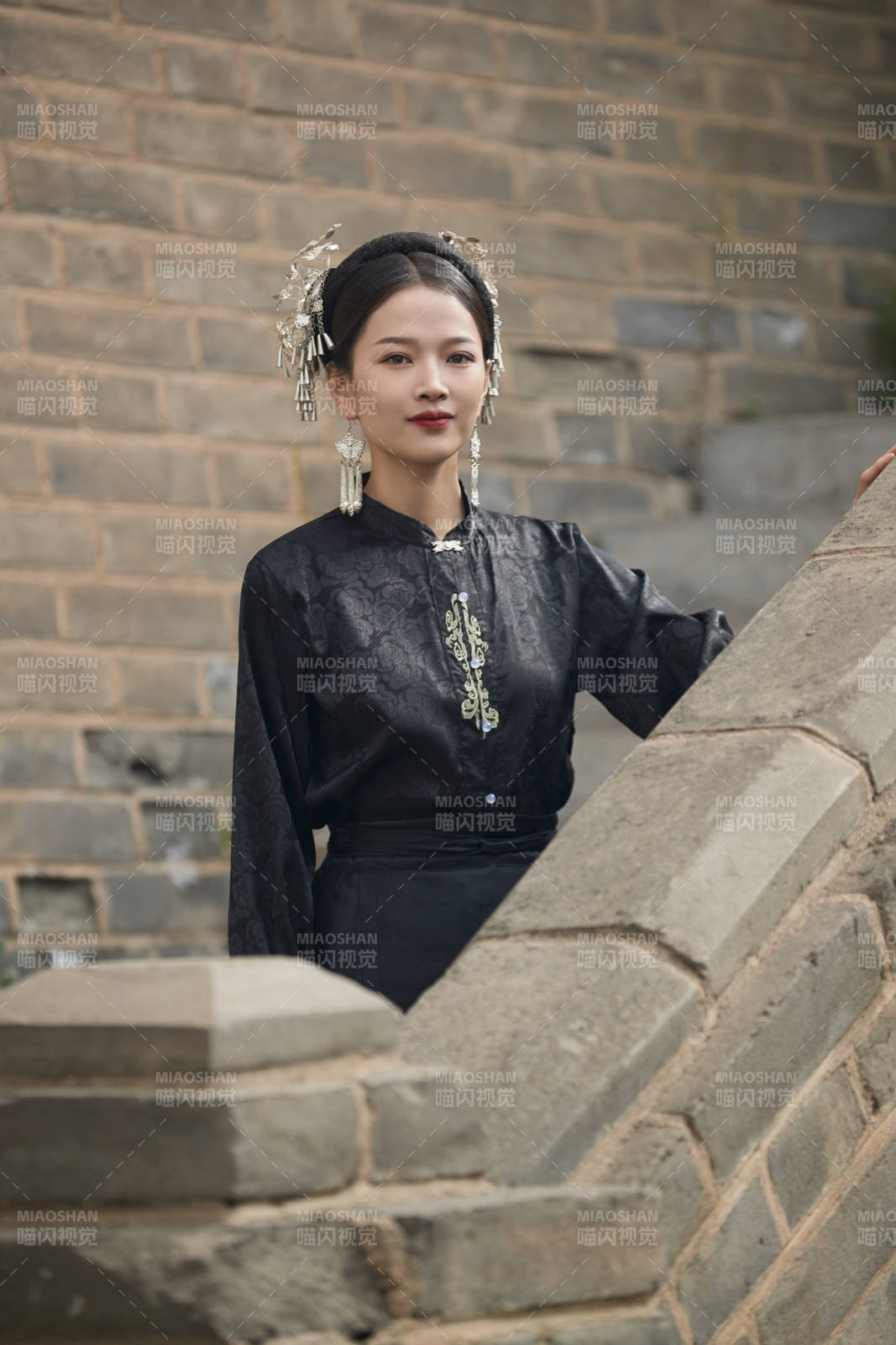 穿着中国汉族服饰马面裙的东方女性