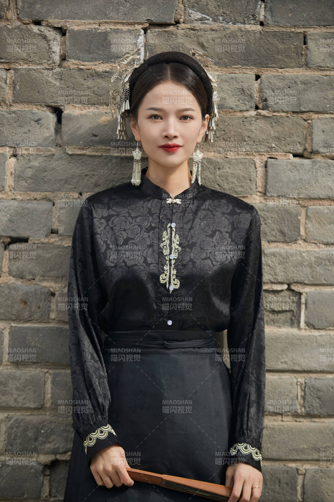 穿着中国汉族服饰马面裙的东方女性