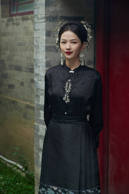 穿着中国汉族服饰马面裙的东方女性