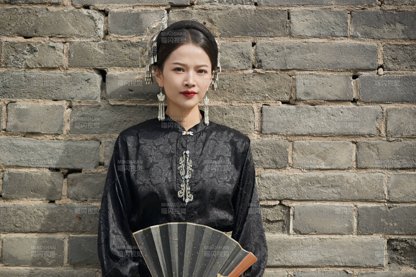 穿着中国汉族服饰马面裙的东方女性