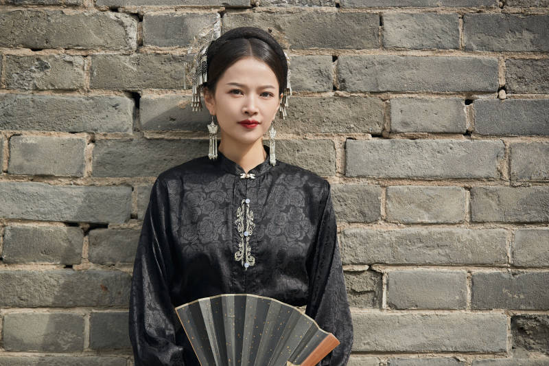 穿着中国汉族服饰马面裙的东方女性