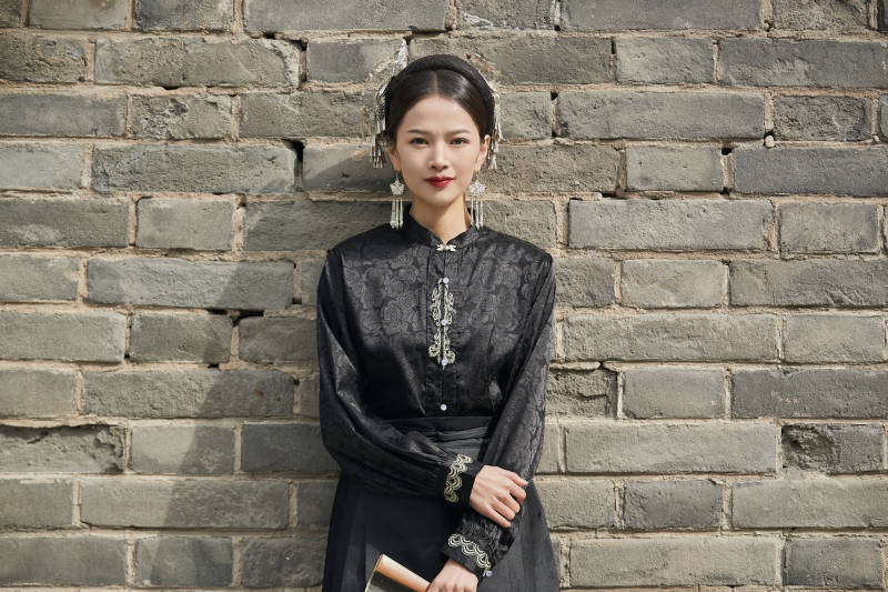 穿着中国汉族服饰马面裙的东方女性