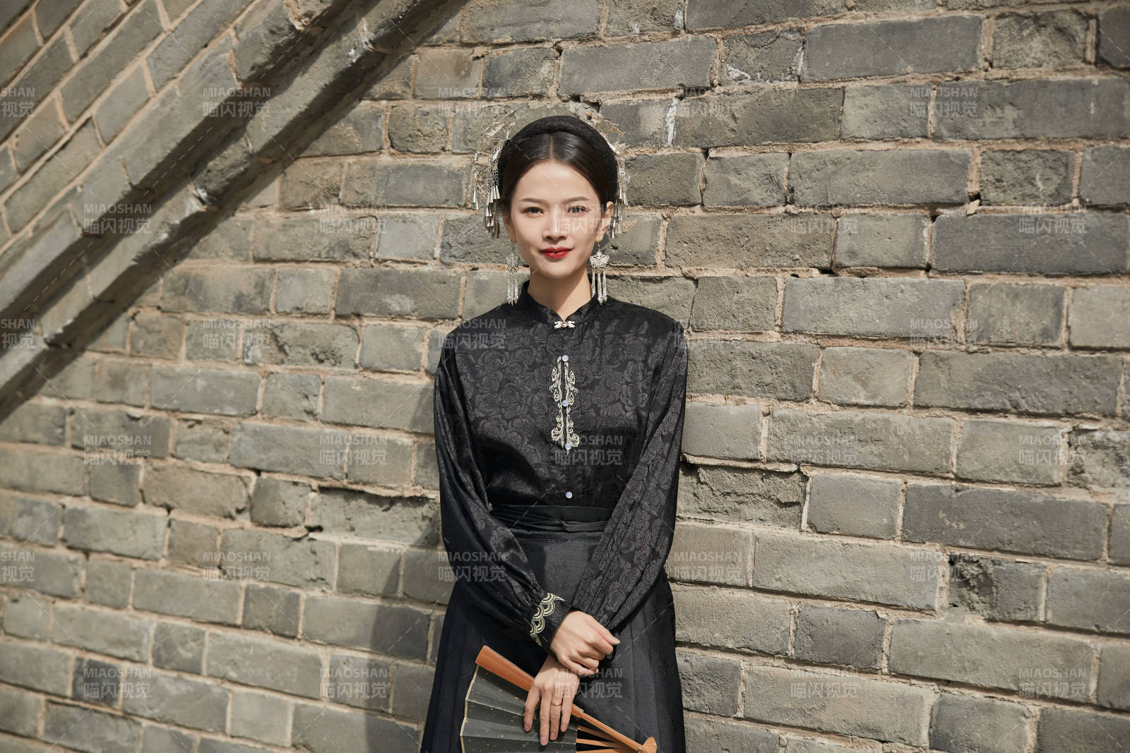 穿着中国汉族服饰马面裙的东方女性