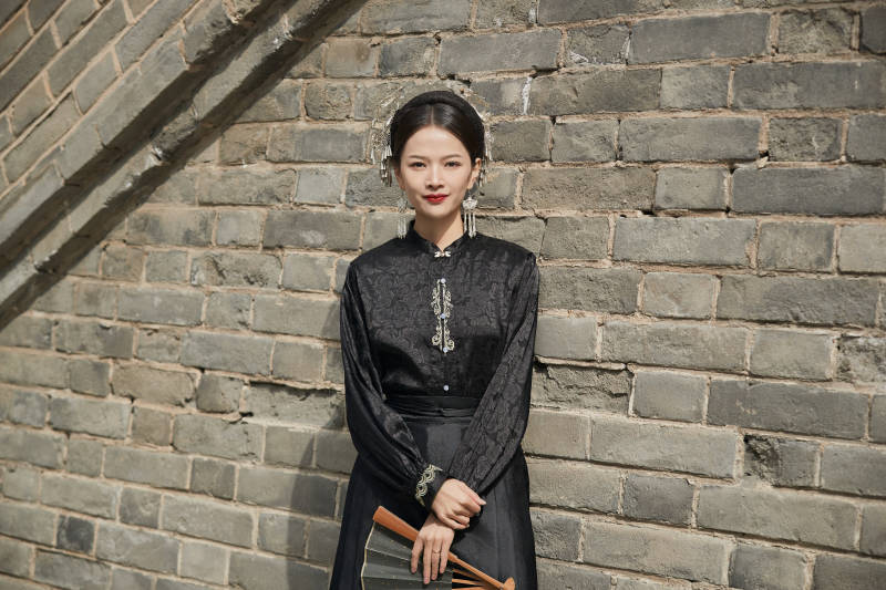 穿着中国汉族服饰马面裙的东方女性