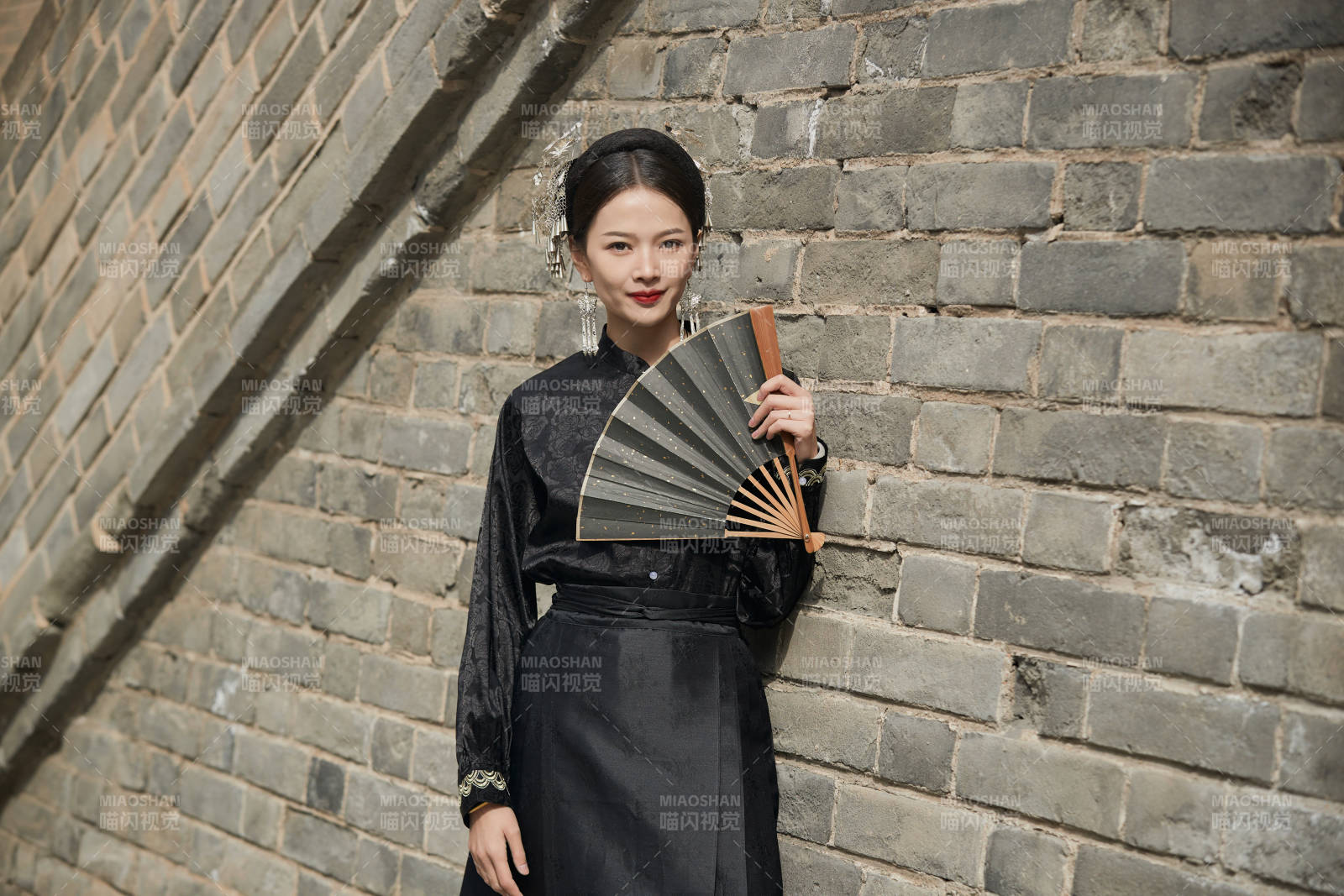 穿著中國漢族服飾馬面裙的東方女性