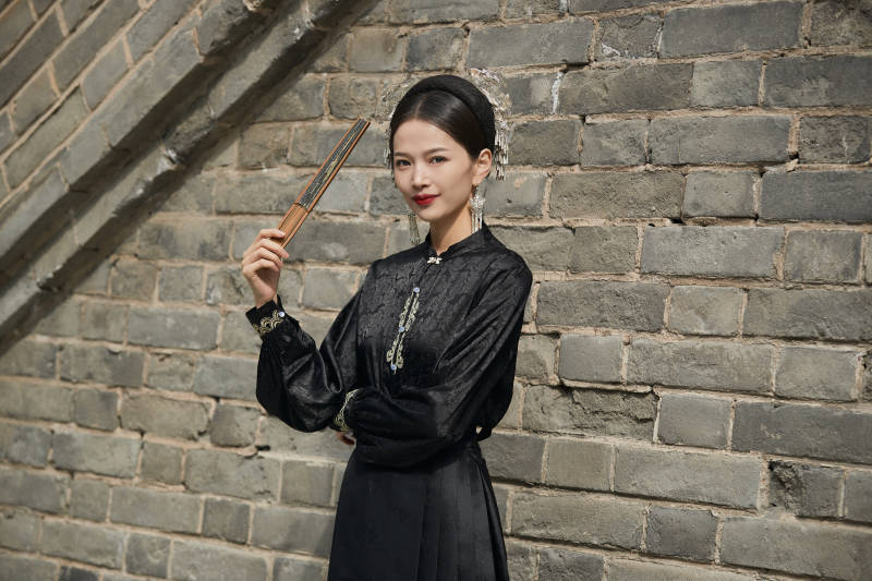 穿着中国汉族服饰马面裙的东方女性