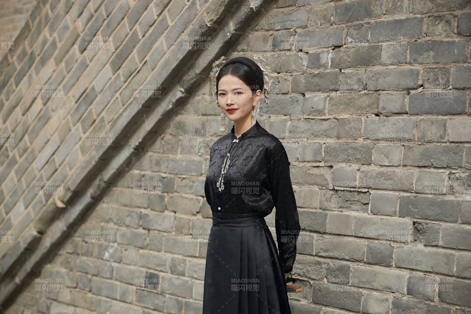 穿著中國(guó)漢族服飾馬面裙的東方女性