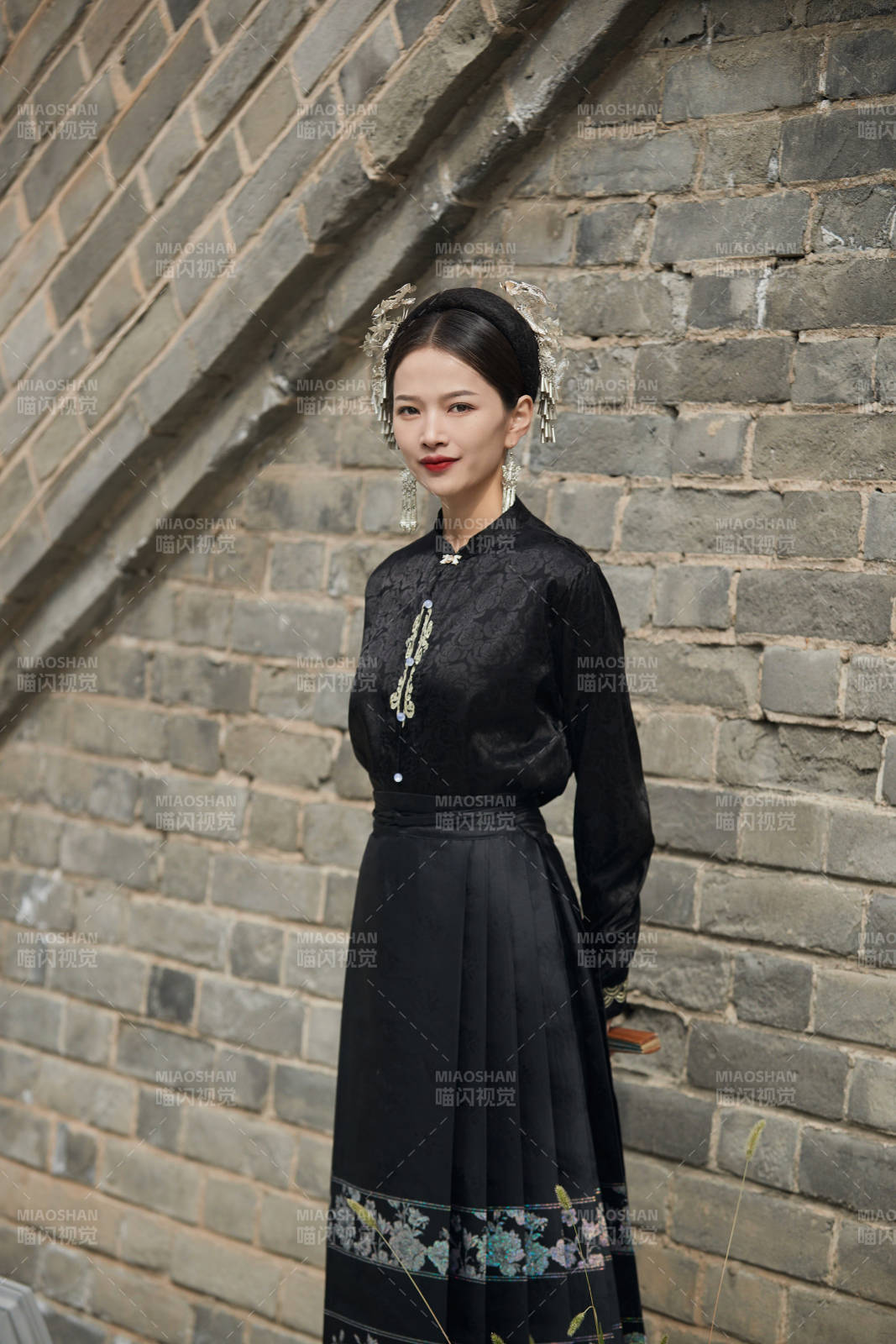 穿着中国汉族服饰马面裙的东方女性