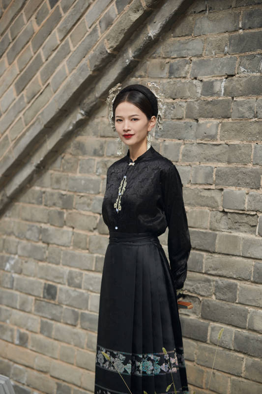 穿着中国汉族服饰马面裙的东方女性