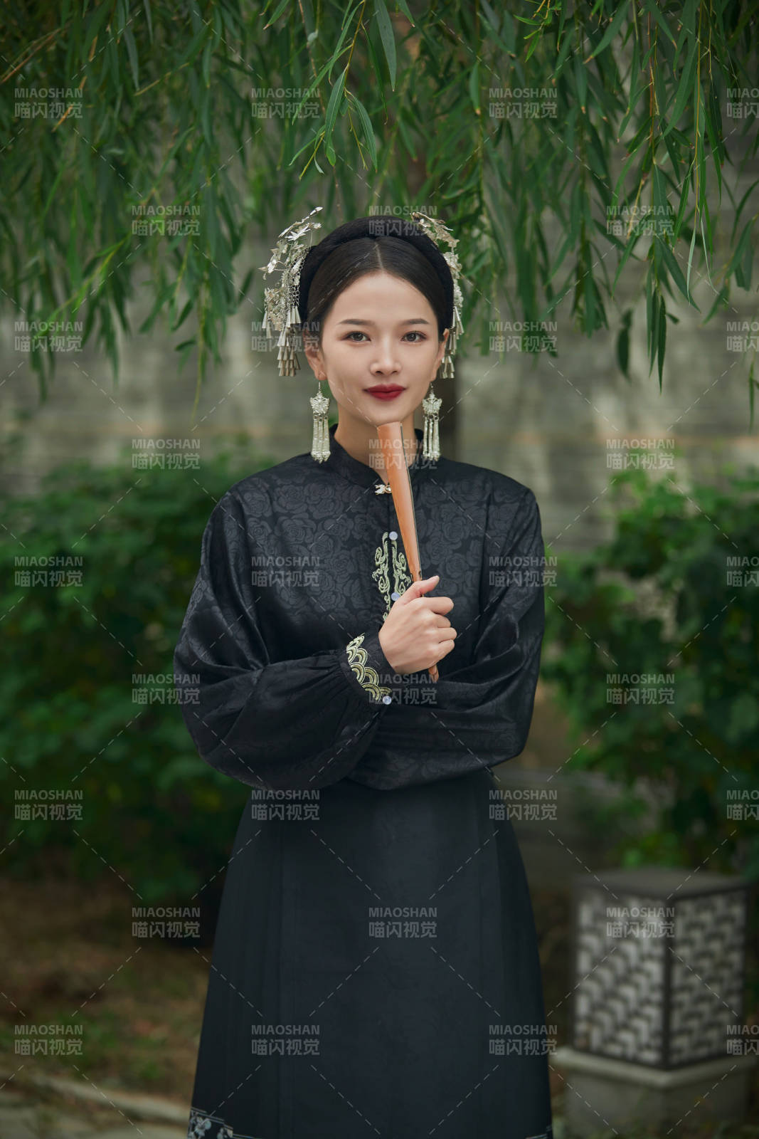 穿著中國漢族服飾馬面裙的東方女性