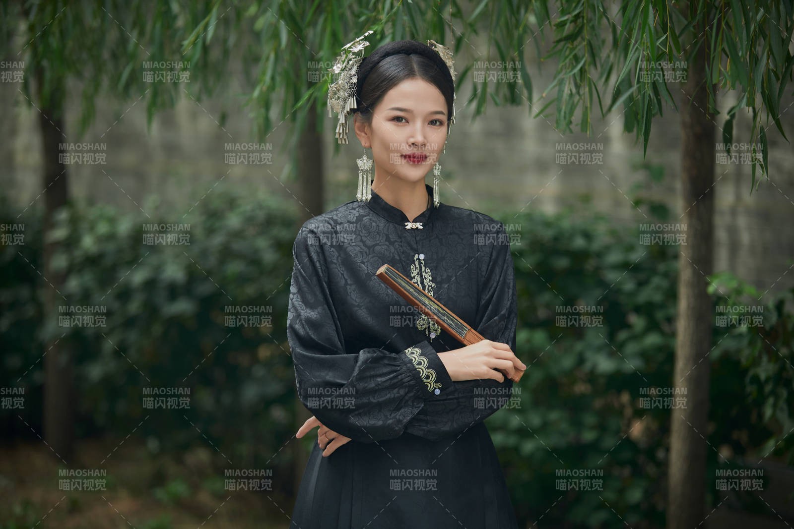 穿着中国汉族服饰马面裙的东方女性