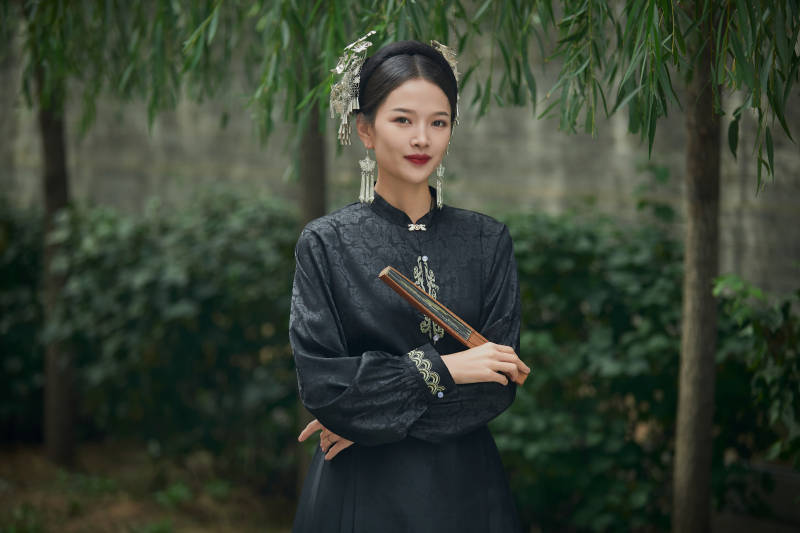 穿着中国汉族服饰马面裙的东方女性