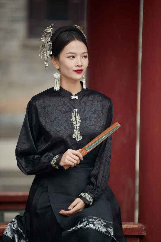 穿着中国汉族服饰马面裙的东方女性