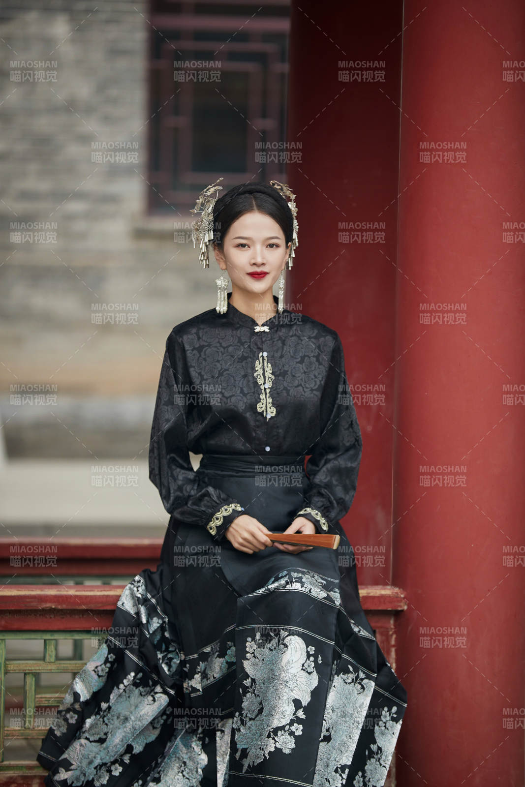 穿着中国汉族服饰马面裙的东方女性