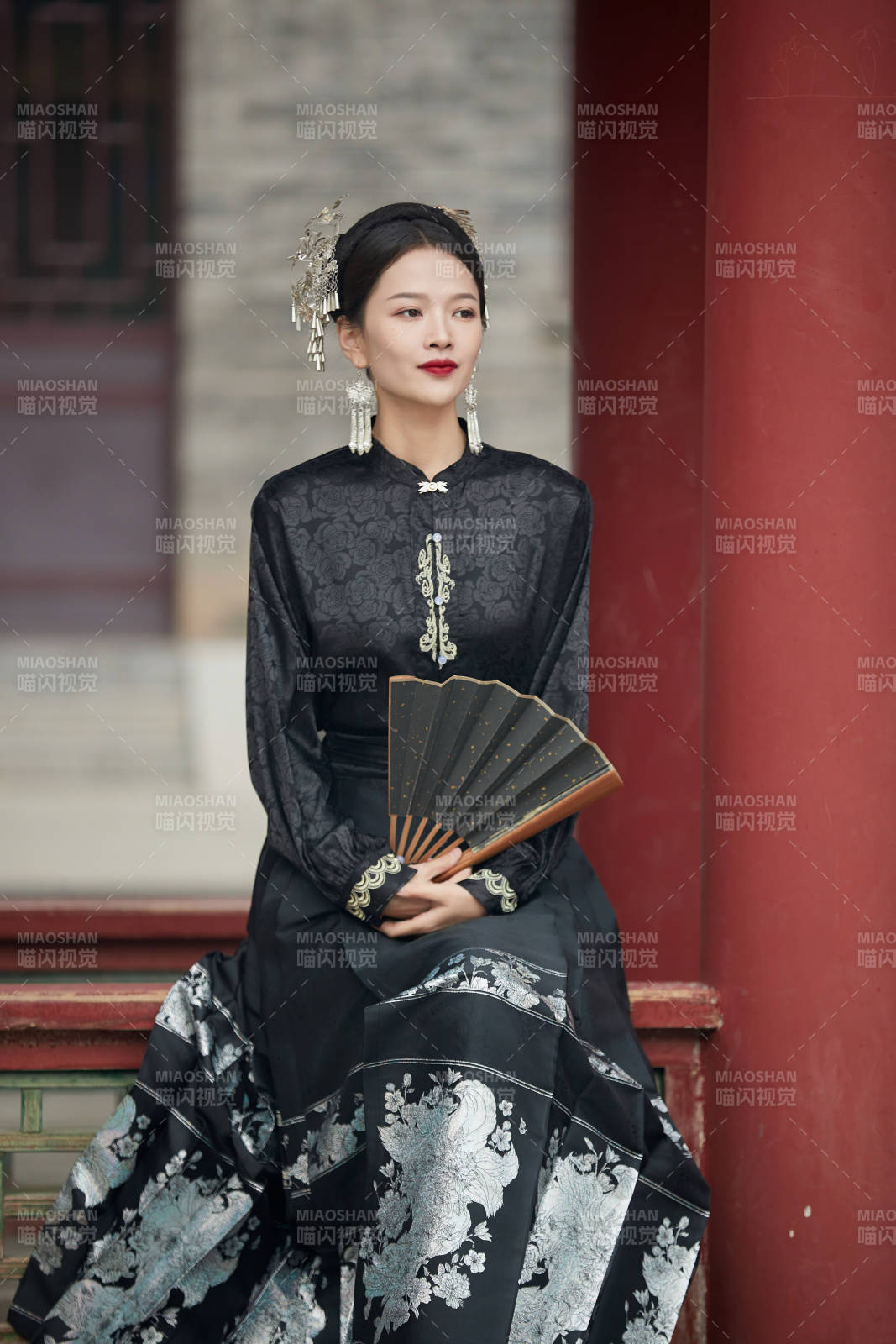 穿著中國漢族服飾馬面裙的東方女性