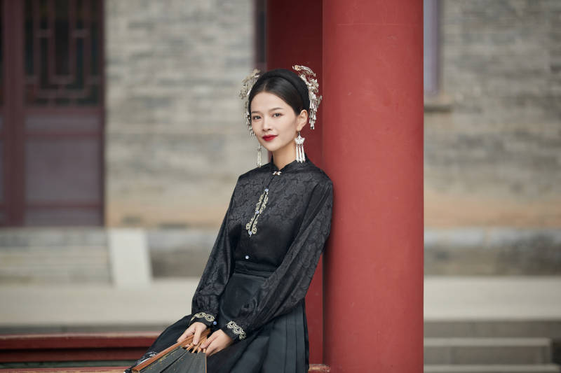 穿着中国汉族服饰马面裙的东方女性