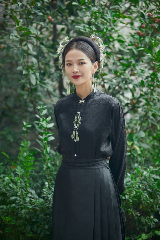 穿着中国汉族服饰马面裙的东方女性