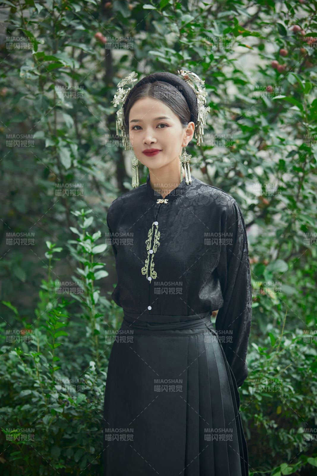 穿着中国汉族服饰马面裙的东方女性