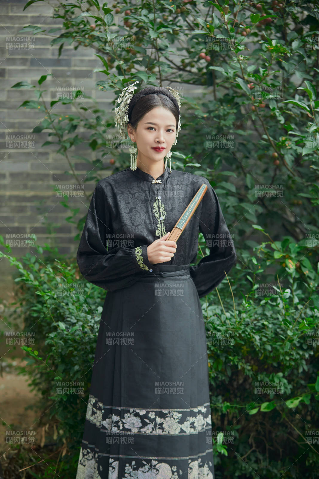 穿著中國漢族服飾馬面裙的東方女性