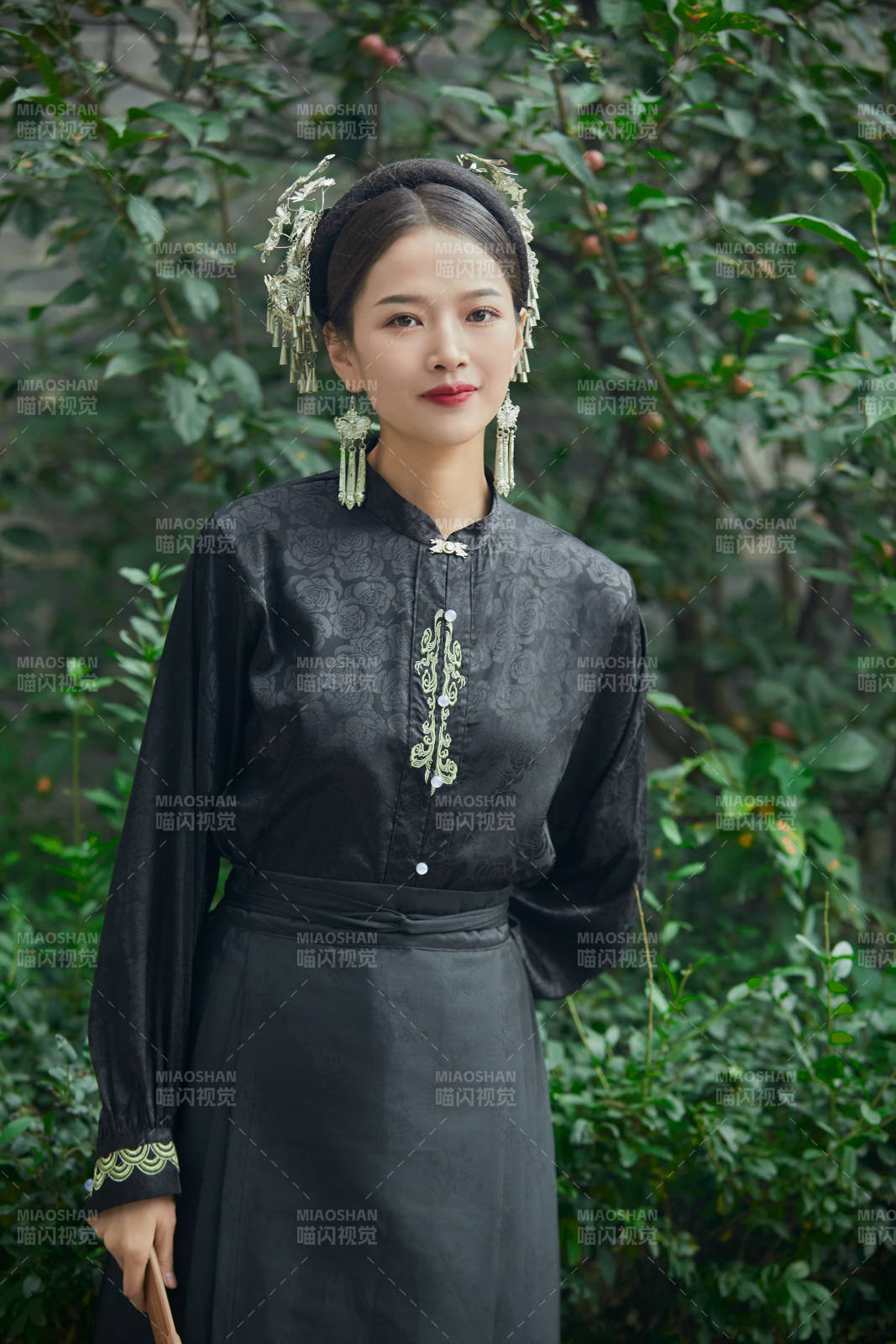 穿着中国汉族服饰马面裙的东方女性