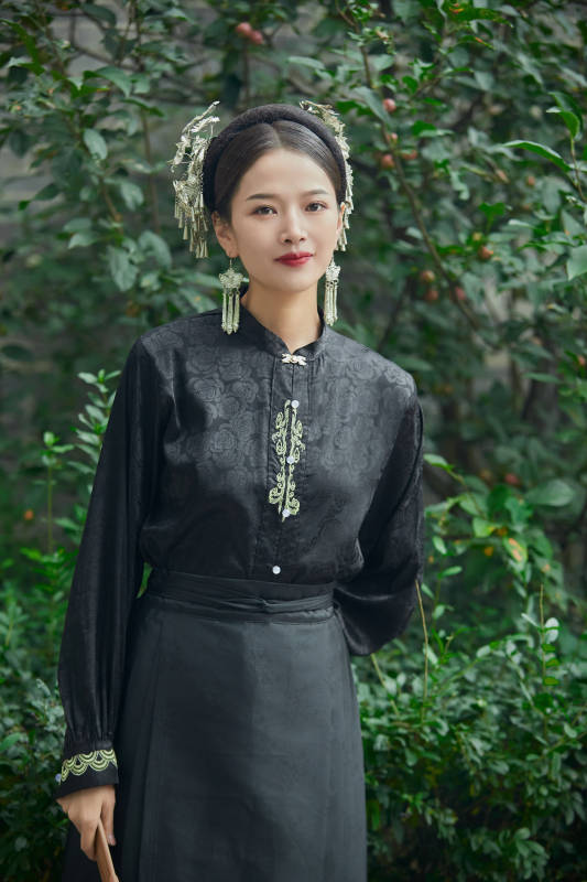 穿着中国汉族服饰马面裙的东方女性