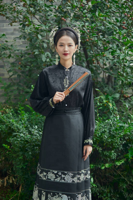 穿着中国汉族服饰马面裙的东方女性