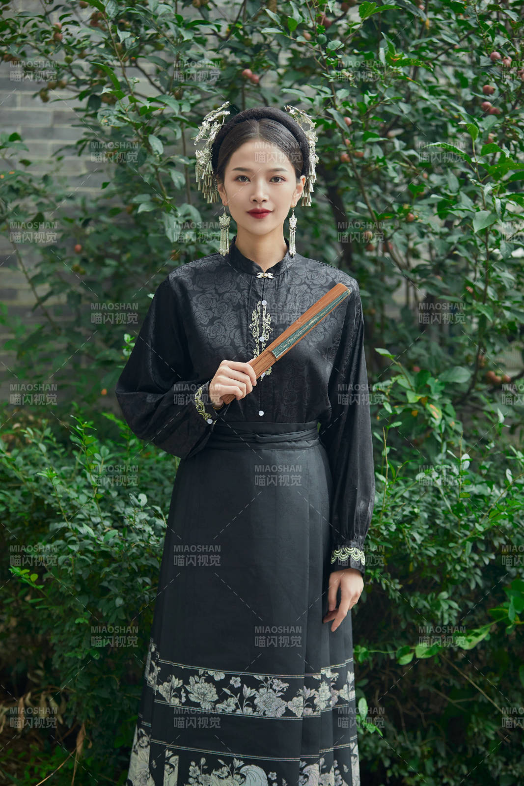 穿着中国汉族服饰马面裙的东方女性