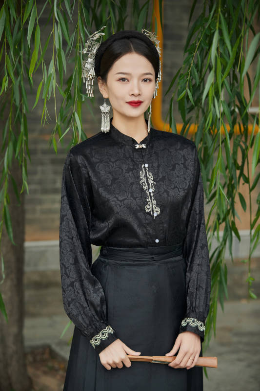 穿着中国汉族服饰马面裙的东方女性