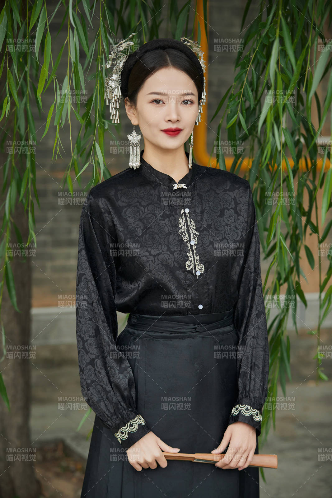 穿着中国汉族服饰马面裙的东方女性