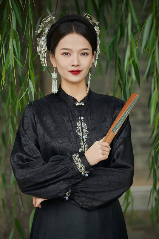 穿着中国汉族服饰马面裙的东方女性