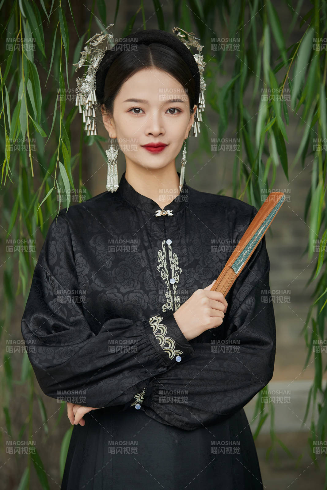 穿着中国汉族服饰马面裙的东方女性