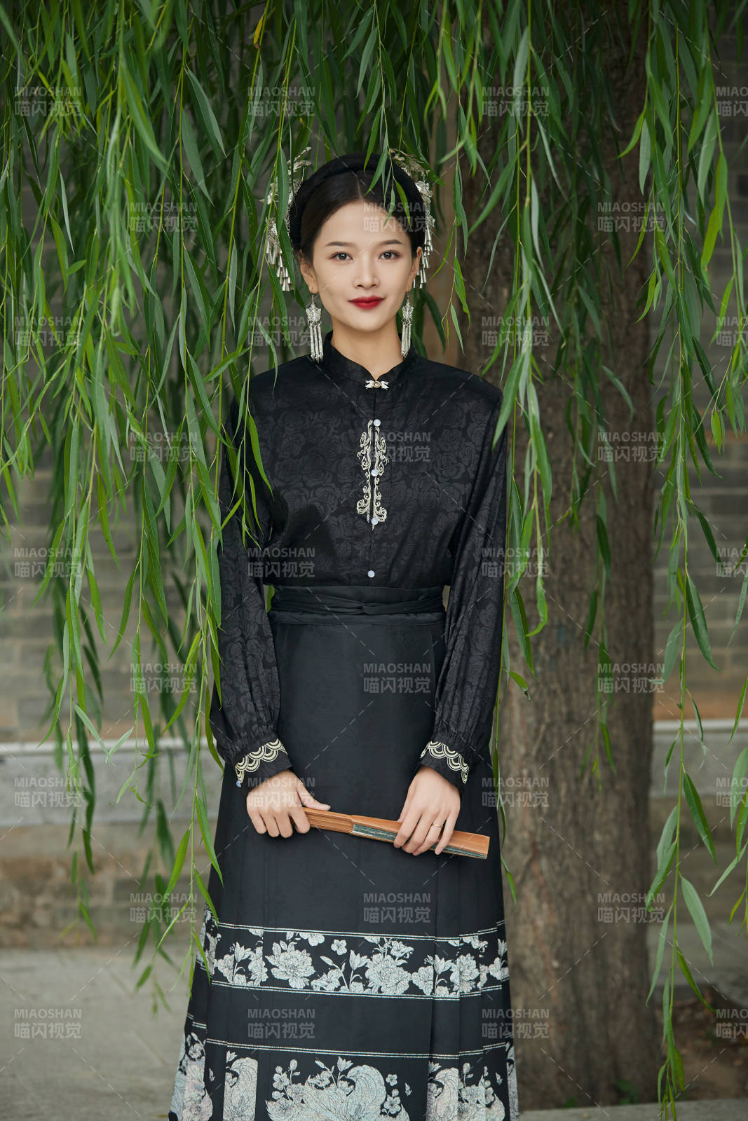 穿著中國漢族服飾馬面裙的東方女性