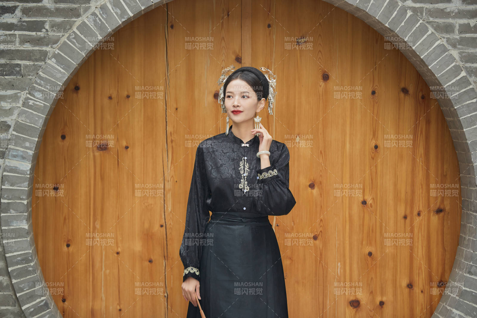 穿著中國漢族服飾馬面裙的東方女性