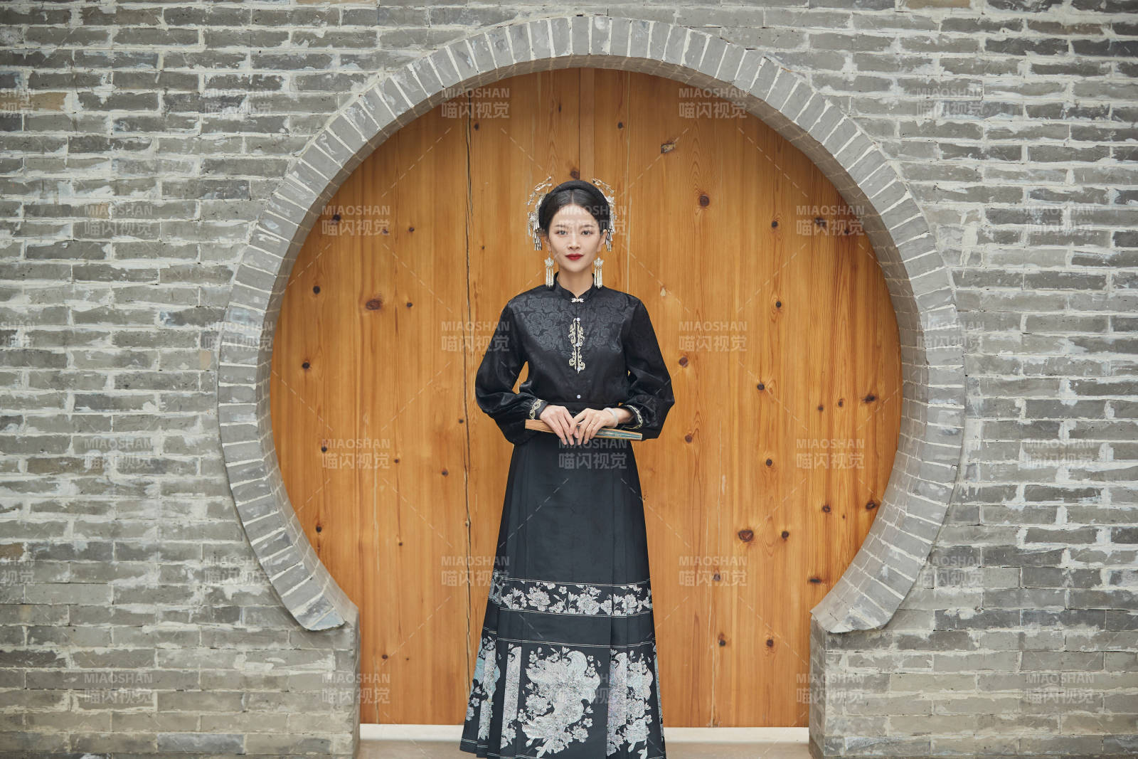 穿著中國漢族服飾馬面裙的東方女性