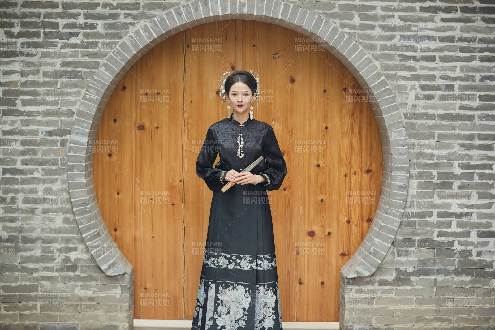 穿著中國漢族服飾馬面裙的東方女性