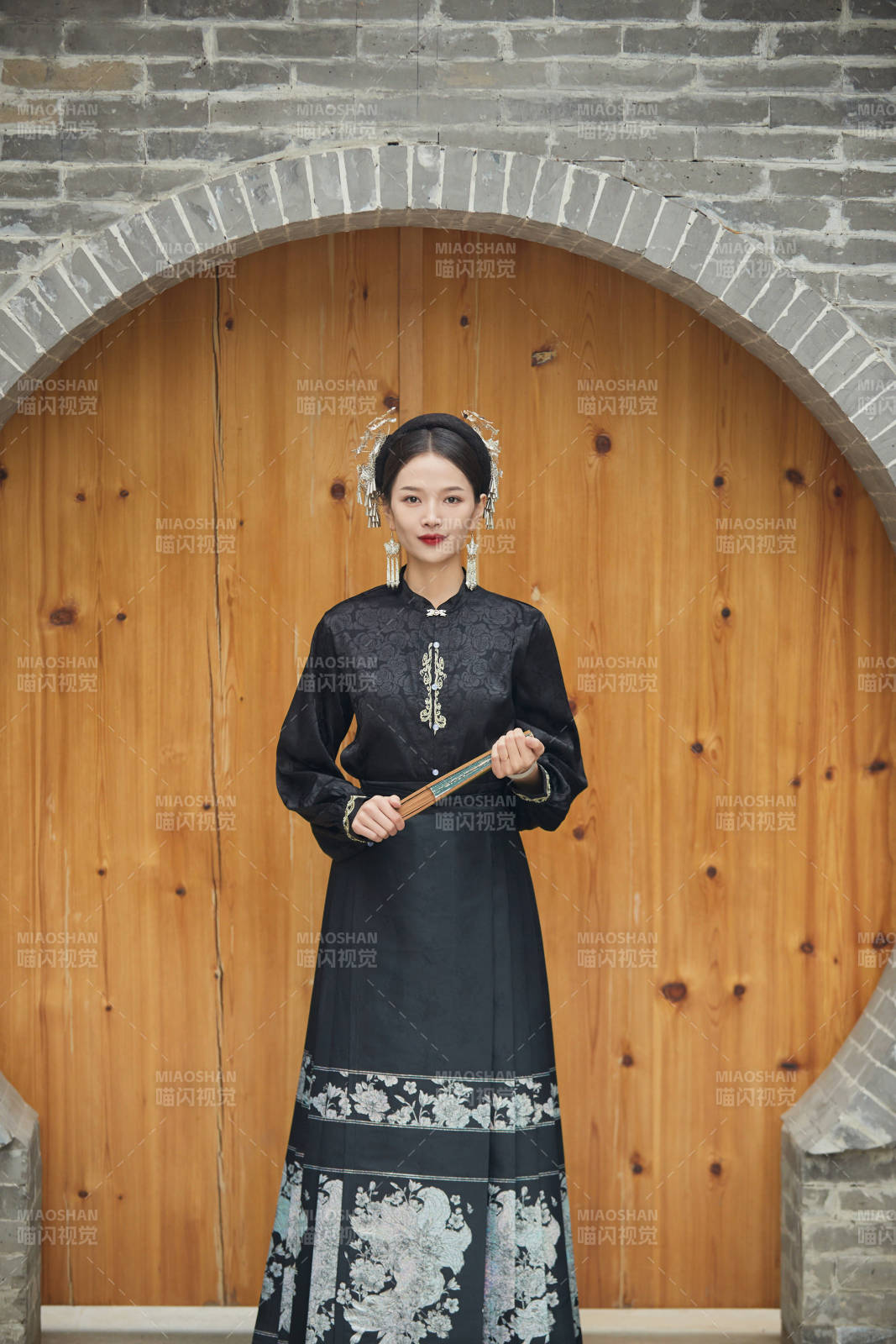 穿著中國漢族服飾馬面裙的東方女性